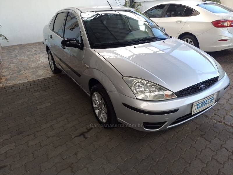 FORD - FOCUS - 2004/2005 - Prata - R$ 23.900,00