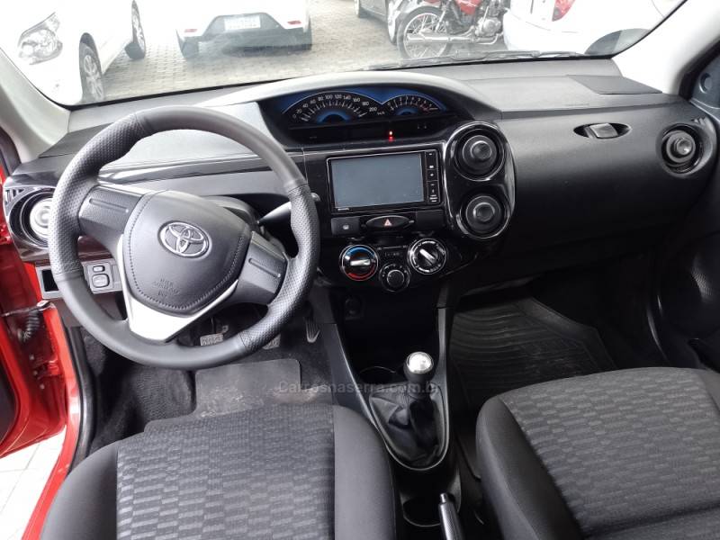 TOYOTA - ETIOS - 2015/2016 - Vermelha - R$ 47.900,00