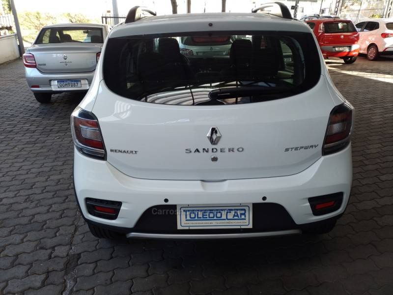RENAULT - SANDERO - 2017/2018 - Branca - R$ 55.900,00