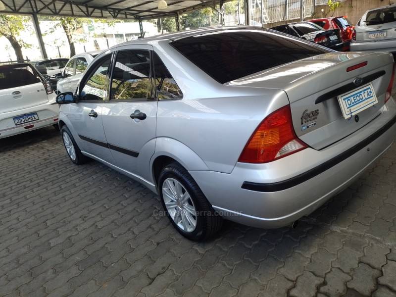 FORD - FOCUS - 2004/2005 - Prata - R$ 23.900,00
