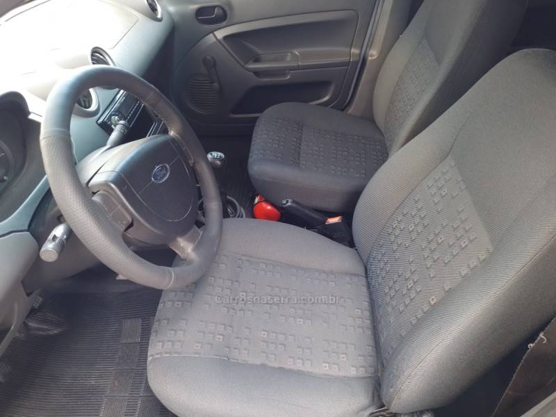 FORD - FIESTA - 2003/2004 - Branca - R$ 19.900,00