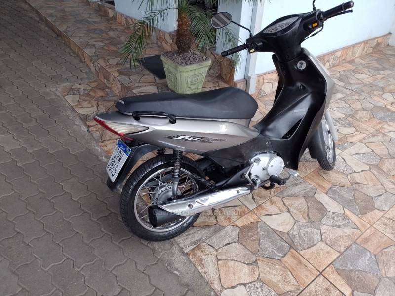 HONDA - BIZ 125 - 2008/2009 - Bege - R$ 8.900,00