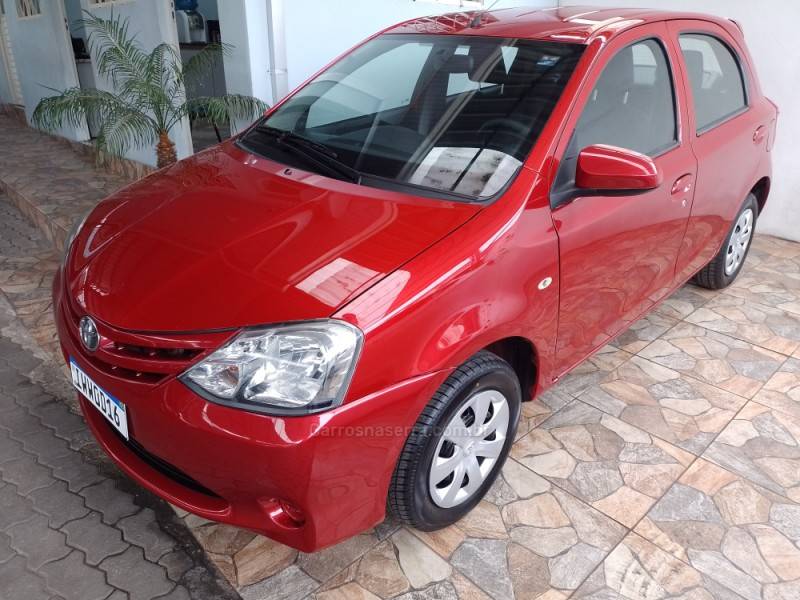 TOYOTA - ETIOS - 2015/2016 - Vermelha - R$ 47.900,00