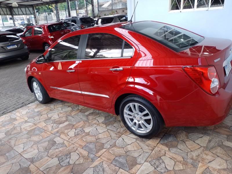 CHEVROLET - SONIC - 2011/2012 - Vermelha - R$ 35.900,00