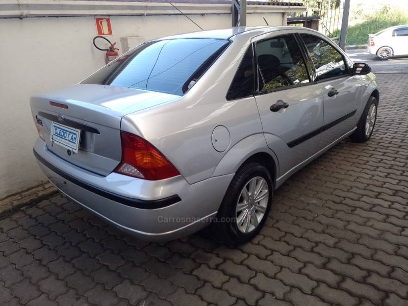 FORD - FOCUS - 2004/2005 - Prata - R$ 23.900,00