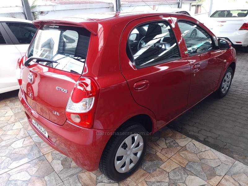 TOYOTA - ETIOS - 2015/2016 - Vermelha - R$ 47.900,00