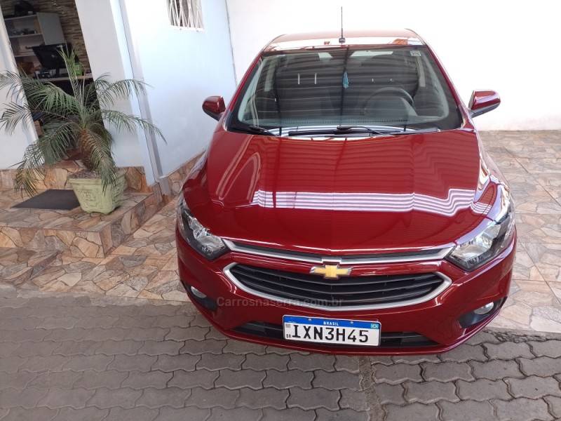CHEVROLET - PRISMA - 2016/2017 - Vermelha - R$ 60.900,00