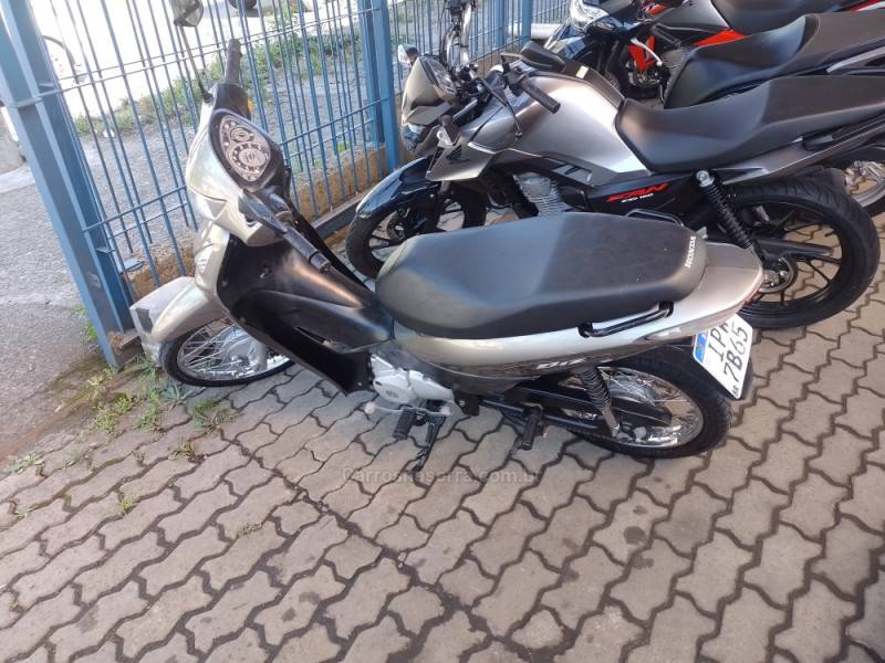 HONDA - BIZ 125 - 2008/2009 - Bege - R$ 8.900,00