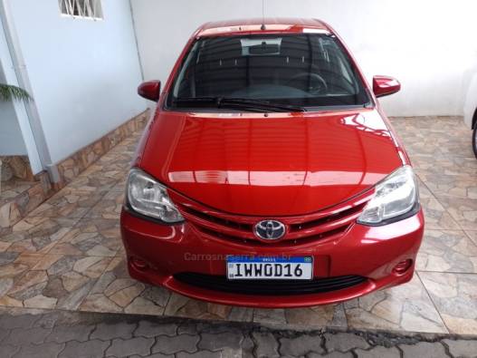 TOYOTA - ETIOS - 2015/2016 - Vermelha - R$ 47.900,00