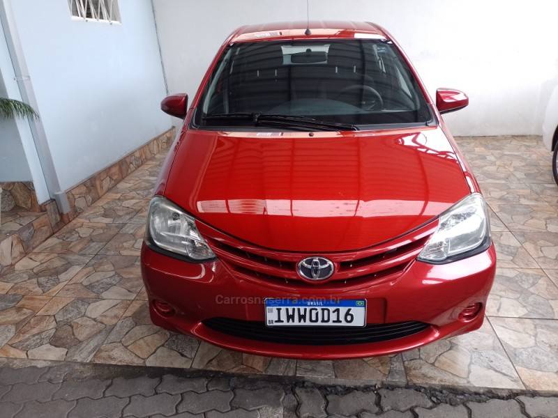 TOYOTA - ETIOS - 2015/2016 - Vermelha - R$ 47.900,00
