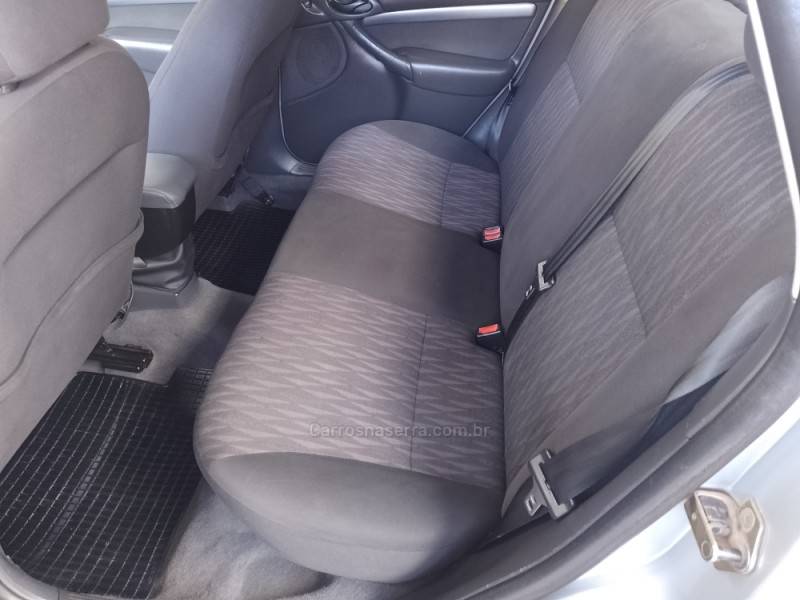 FORD - FOCUS - 2004/2005 - Prata - R$ 23.900,00