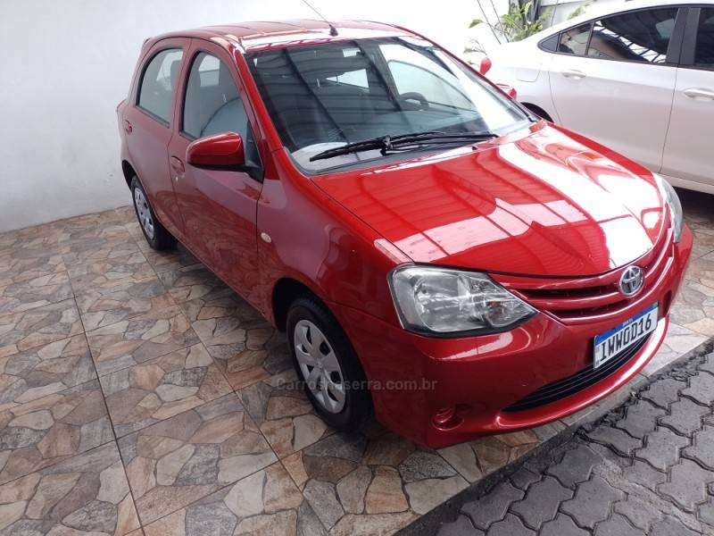 TOYOTA - ETIOS - 2015/2016 - Vermelha - R$ 47.900,00