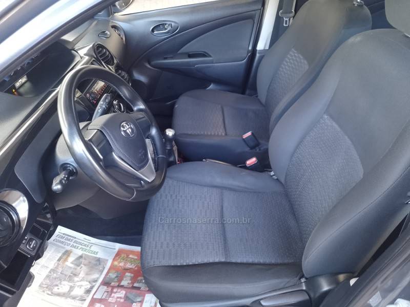 TOYOTA - ETIOS - 2015/2016 - Cinza - R$ 47.900,00