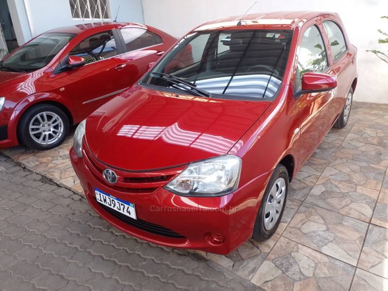 TOYOTA - ETIOS - 2015/2015 - Vermelha - R$ 46.900,00