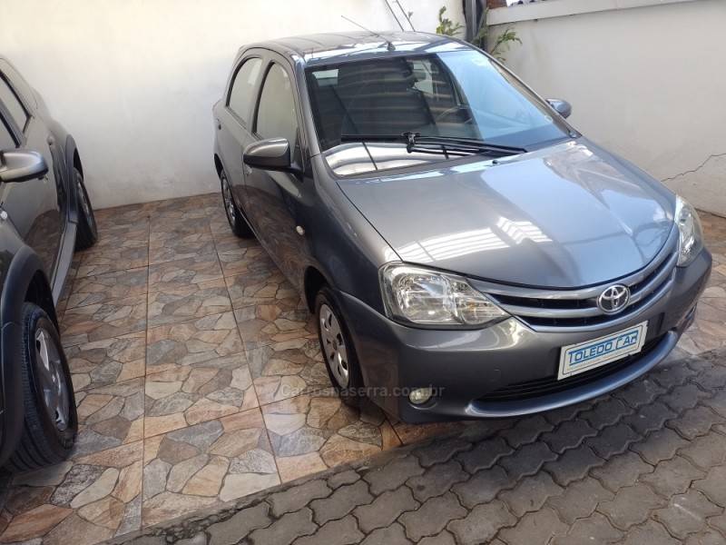 TOYOTA - ETIOS - 2015/2016 - Cinza - R$ 47.900,00