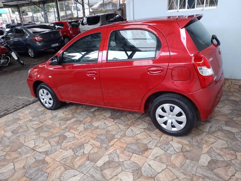 TOYOTA - ETIOS - 2015/2016 - Vermelha - R$ 47.900,00