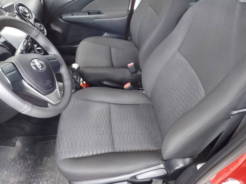 TOYOTA - ETIOS - 2015/2016 - Vermelha - R$ 47.900,00