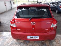TOYOTA - ETIOS - 2015/2016 - Vermelha - R$ 47.900,00