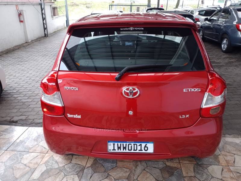 TOYOTA - ETIOS - 2015/2016 - Vermelha - R$ 47.900,00