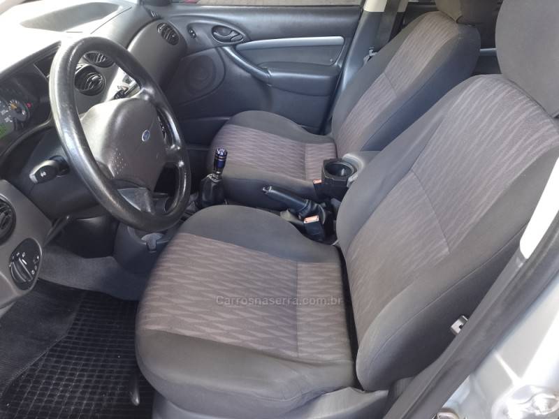 FORD - FOCUS - 2004/2005 - Prata - R$ 23.900,00
