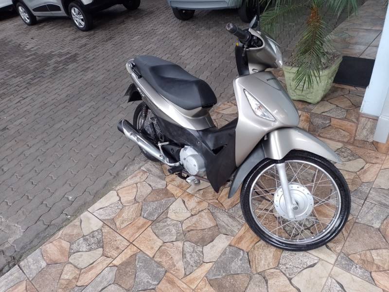 HONDA - BIZ 125 - 2008/2009 - Bege - R$ 8.900,00