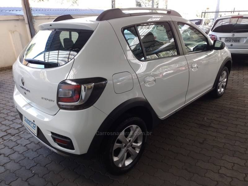 RENAULT - SANDERO - 2017/2018 - Branca - R$ 55.900,00