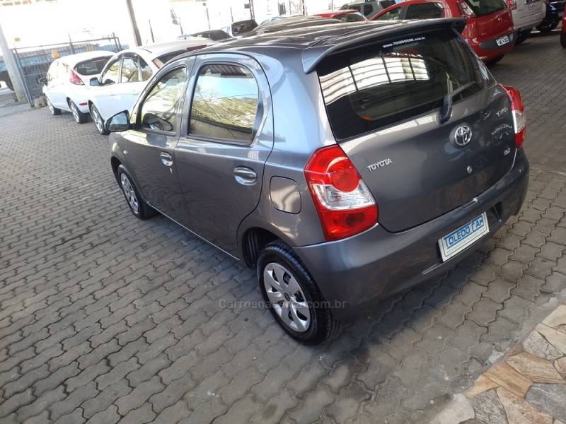 TOYOTA - ETIOS - 2015/2016 - Cinza - R$ 47.900,00