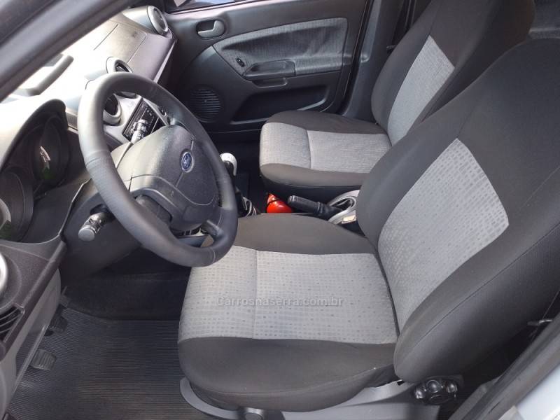 FORD - FIESTA - 2013/2014 - Prata - R$ 38.900,00