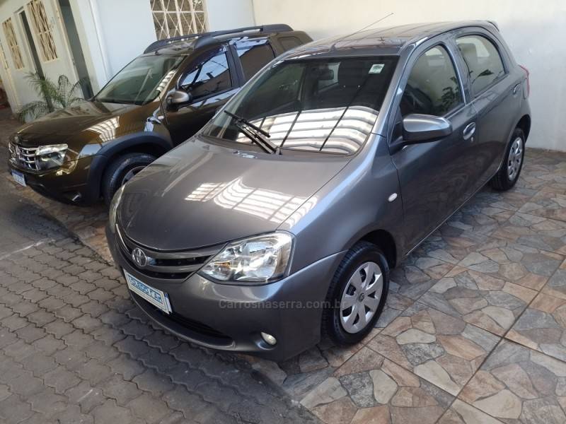 TOYOTA - ETIOS - 2015/2016 - Cinza - R$ 47.900,00