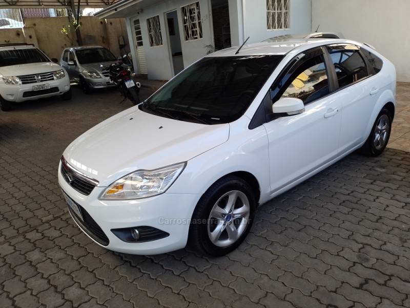 FORD - FOCUS - 2012/2013 - Branca - R$ 44.900,00