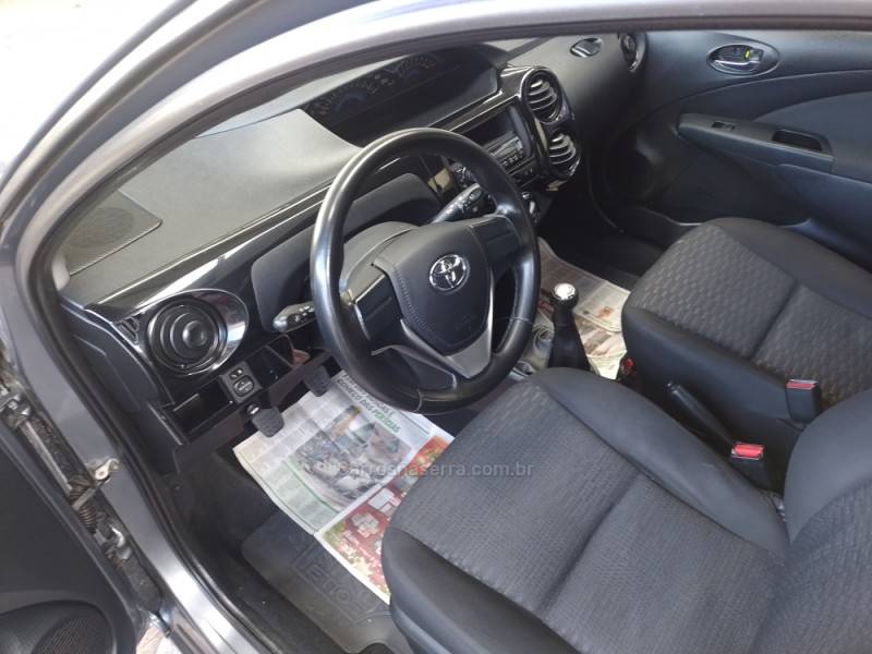 TOYOTA - ETIOS - 2015/2016 - Cinza - R$ 47.900,00